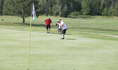 Ken Donnelly attempts a putt on Hole 9.     Tim Brody / Bulletin Photo